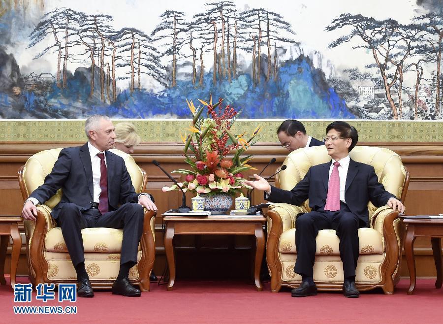 11月25日，中共中央政治局委員、中央政法委書(shū)記孟建柱在北京會(huì)見(jiàn)白俄羅斯總統(tǒng)辦公廳副主任米茨克維奇。 新華社記者燕雁攝 