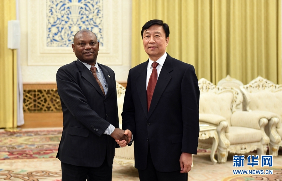 12月26日，國家副主席李源潮在北京會見圣多美和普林西比外交和海外僑民部部長博特略。 新華社記者 張鐸 攝