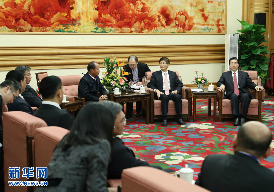 12月27日，中共中央政治局委員、中央政法委書記孟建柱在北京集體會見出席湄公河流域執(zhí)法安全合作機(jī)制成立五周年部長級會議的各國代表團(tuán)團(tuán)長。新華社記者 王曄 攝 