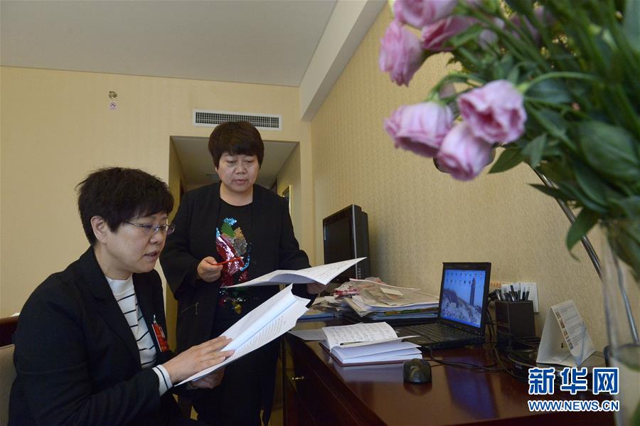 (兩會)(1)“會休人不休”