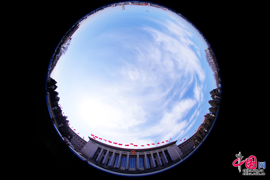  人民大會(huì)堂、天安門(mén)廣場(chǎng)、人民英雄紀(jì)念碑外部全景。中國(guó)網(wǎng) 鄭亮攝