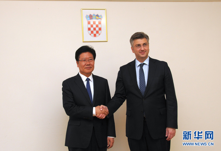 4月10日，克羅地亞民主共同體主席、政府總理普連科維奇（右）在薩格勒布會見中共中央政治局委員、中央黨的建設(shè)工作領(lǐng)導(dǎo)小組副組長張春賢。新華社記者薛群攝