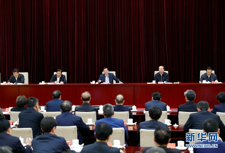 4月13日，中央宣傳部、中央政法委在北京召開貫徹落實《關(guān)于進(jìn)一步把社會主義核心價值觀融入法治建設(shè)的指導(dǎo)意見》電視電話會議。中共中央政治局委員、中央書記處書記、中宣部部長劉奇葆出席會議并講話。新華社記者丁海濤攝