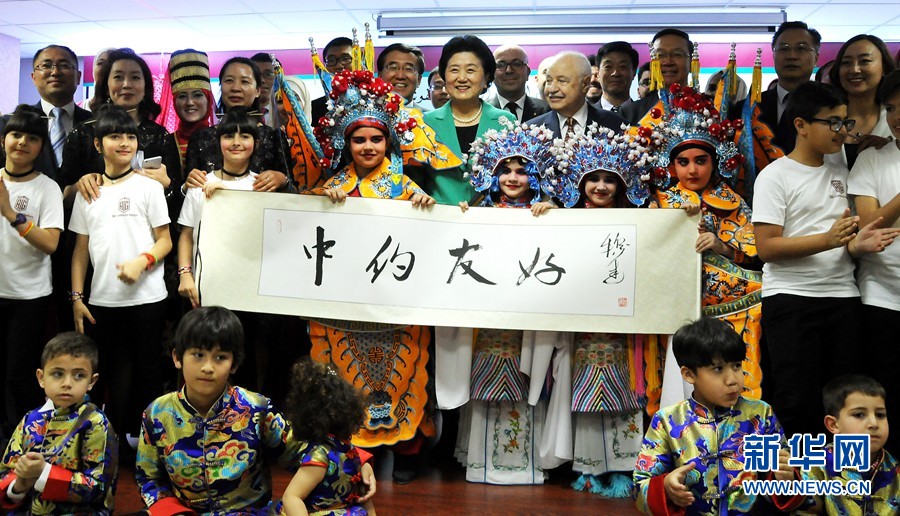 4月20日，在約旦首都安曼，中國國務(wù)院副總理劉延?xùn)|（中）考察TAG孔子學(xué)院。 新華社記者林曉蔚攝