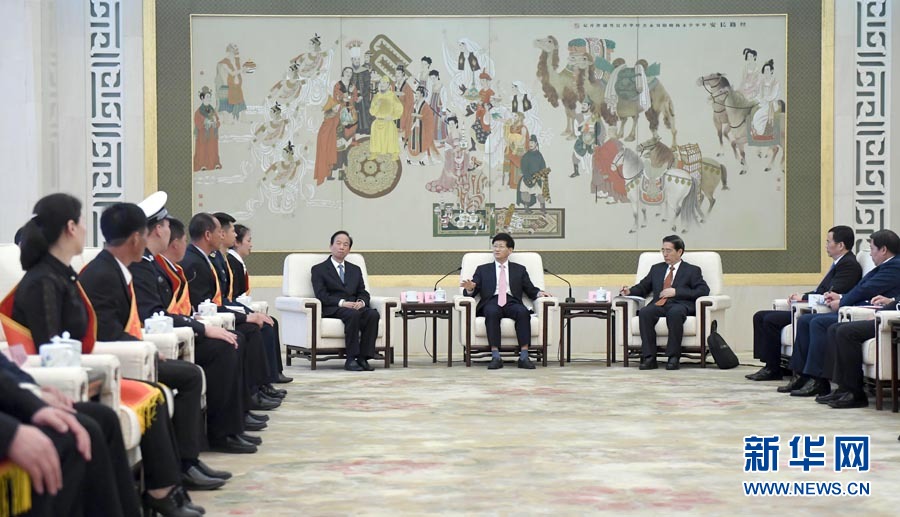 4月24日，第十三屆全國見義勇為英雄模范表彰大會在北京人民大會堂召開。會前，中共中央政治局委員、中央政法委書記孟建柱與見義勇為英雄模范及家屬代表座談。國務(wù)委員、公安部部長郭聲琨出席座談會并在表彰大會上講話。新華社記者 張鐸 攝