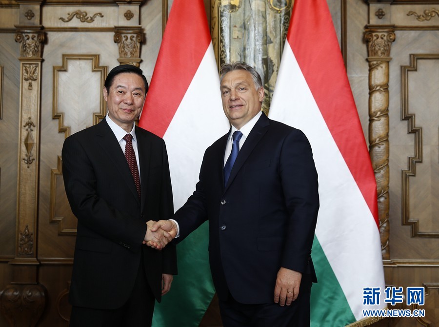 4月24日，在匈牙利首都布達佩斯，匈牙利總理、青民盟主席歐爾班（右）會見中共中央政治局委員、中央書記處書記、中宣部部長劉奇葆。新華社記者葉平凡攝