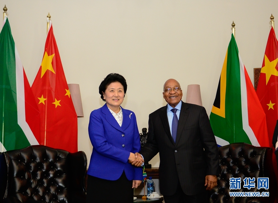 4月25日，南非總統(tǒng)祖馬（右）在比勒陀利亞總統(tǒng)官邸會(huì)見正在對(duì)南非進(jìn)行正式訪問(wèn)并出席中南高級(jí)別人文交流機(jī)制首次會(huì)議的中國(guó)國(guó)務(wù)院副總理劉延?xùn)|。 新華社記者 翟健嵐 攝