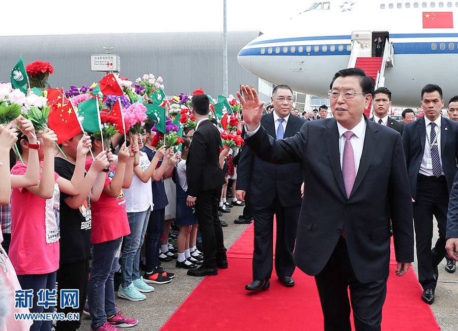 5月8日至10日，中共中央政治局常委、全國人大常委會委員長張德江視察澳門特別行政區(qū)。這是5月8日，張德江抵達澳門國際機場。 新華社記者龐興雷 攝 