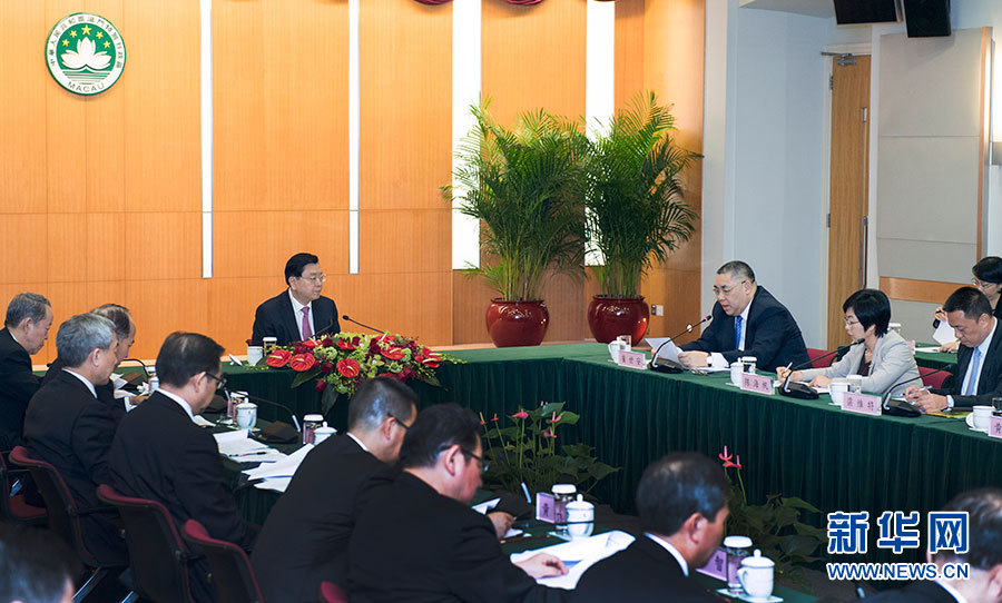 5月8日至10日，中共中央政治局常委、全國人大常委會委員長張德江視察澳門特別行政區(qū)。這是5月8日，張德江聽取澳門特別行政區(qū)政府工作匯報。新華社記者 李學仁 攝