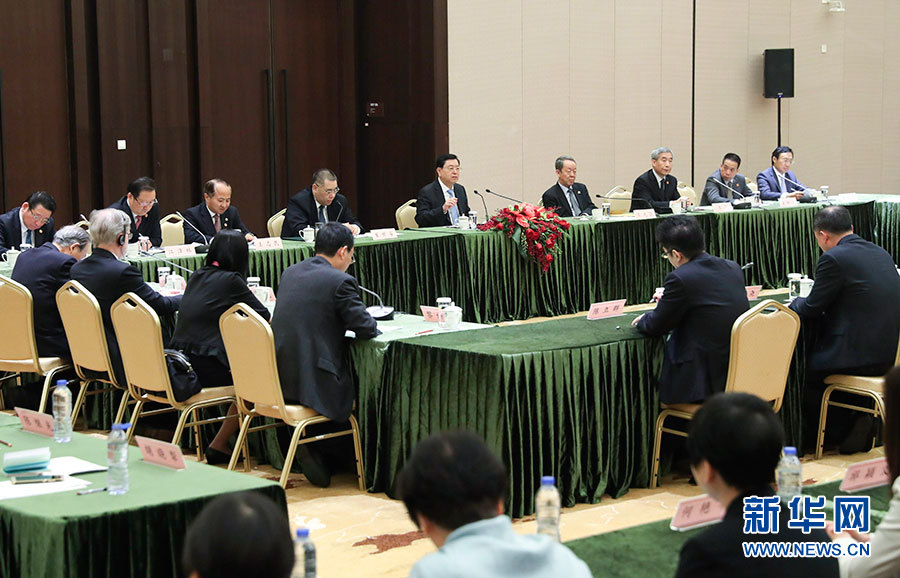 5月8日至10日，中共中央政治局常委、全國人大常委會委員長張德江視察澳門特別行政區(qū)。這是5月10日，張德江與教育工作者和學生代表座談。新華社記者 龐興雷 攝