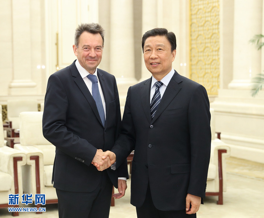 5月15日，國(guó)家副主席、中國(guó)紅十字會(huì)名譽(yù)會(huì)長(zhǎng)李源潮在北京會(huì)見來華出席&ldquo;一帶一路&rdquo;國(guó)際合作高峰論壇的紅十字國(guó)際委員會(huì)主席莫雷爾。新華社記者 王曄 攝