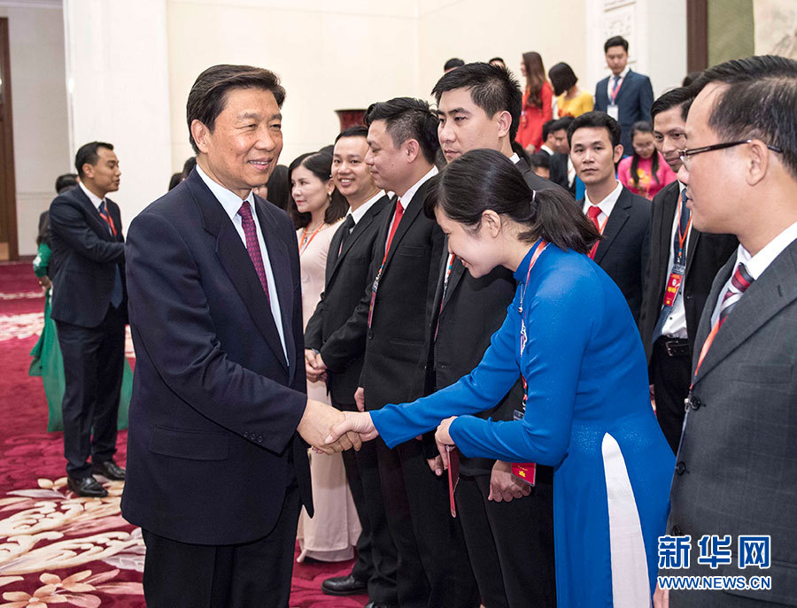 5月22日，中共中央政治局委員、國家副主席李源潮在北京會見越南胡志明共青團(tuán)中央書記處第一書記黎國鋒率領(lǐng)的越南青年代表團(tuán)。 新華社記者李濤 攝