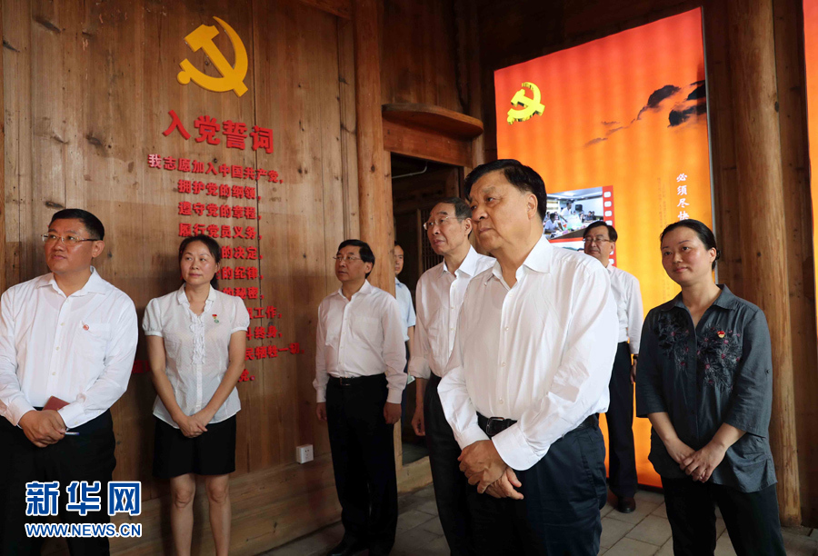 6月8日至10日，中共中央政治局常委、中央書記處書記劉云山在福建調(diào)研。這是6月9日，劉云山專程來到政和縣石圳村，深入了解廖俊波的事跡。新華社記者 劉衛(wèi)兵 攝