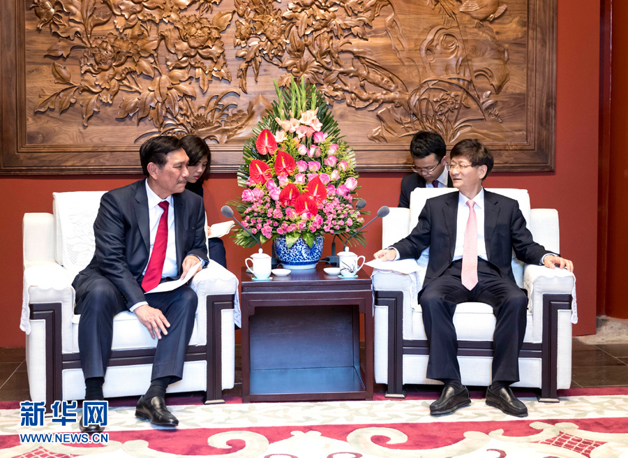 6月15日，中共中央政治局委員、中央政法委書記孟建柱在北京會見印尼總統(tǒng)特使、海洋統(tǒng)籌部長盧胡特。   新華社記者 丁海濤攝