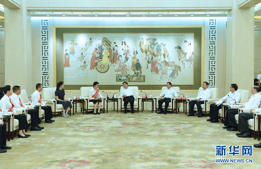 6月21日，廖俊波同志先進(jìn)事跡報(bào)告會(huì)在北京人民大會(huì)堂舉行。報(bào)告會(huì)前，中共中央政治局常委、中央書記處書記劉云山會(huì)見報(bào)告團(tuán)成員，代表習(xí)近平總書記，代表黨中央，向廖俊波同志家屬表示親切慰問，并頒發(fā)黨中央追授廖俊波同志&ldquo;全國(guó)優(yōu)秀共產(chǎn)黨員&rdquo;證書、獎(jiǎng)?wù)?。新華社記者 饒愛民 攝