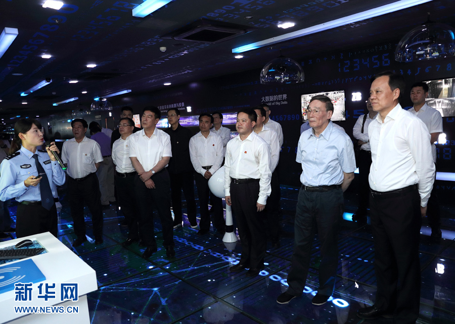 6月20日至22日，中共中央政治局常委、中央紀(jì)委書記王岐山在貴州省檢查紀(jì)檢監(jiān)察工作。這是6月21日，王岐山在調(diào)研期間考察貴陽大數(shù)據(jù)應(yīng)用展示中心。新華社記者 王曄 攝