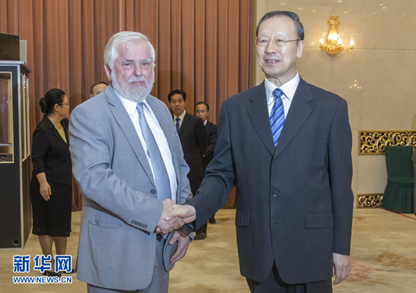 6月28日，中共中央書記處書記、全國政協(xié)副主席、中國經(jīng)濟(jì)社會理事會主席杜青林在北京會見歐盟經(jīng)濟(jì)社會委員會主席達(dá)西斯。 新華社記者 崔新鈺 攝