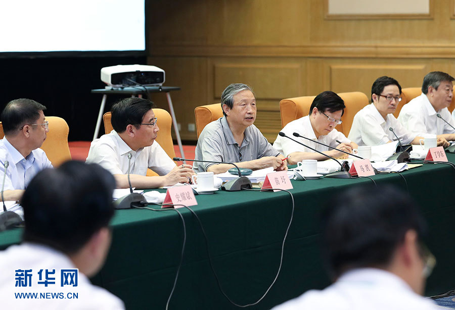 近日，中共中央政治局委員、國(guó)務(wù)院副總理馬凱在北京調(diào)研新能源汽車產(chǎn)業(yè)發(fā)展。這是7月4日，馬凱在北京深入新能源汽車充換電設(shè)施、充電服務(wù)平臺(tái)、分時(shí)租賃等單位調(diào)研，并主持召開推廣應(yīng)用座談會(huì)。新華社記者 龐興雷 攝