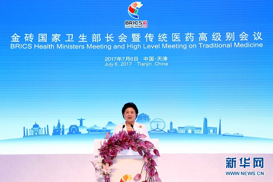 7月6日，金磚國(guó)家衛(wèi)生部長(zhǎng)會(huì)暨傳統(tǒng)醫(yī)藥高級(jí)別會(huì)議在天津開(kāi)幕。國(guó)家主席習(xí)近平發(fā)來(lái)賀信，對(duì)會(huì)議召開(kāi)表示祝賀。國(guó)務(wù)院副總理劉延?xùn)|在開(kāi)幕式上宣讀習(xí)近平的賀信并發(fā)表主旨演講。新華社記者 張玉薇 攝