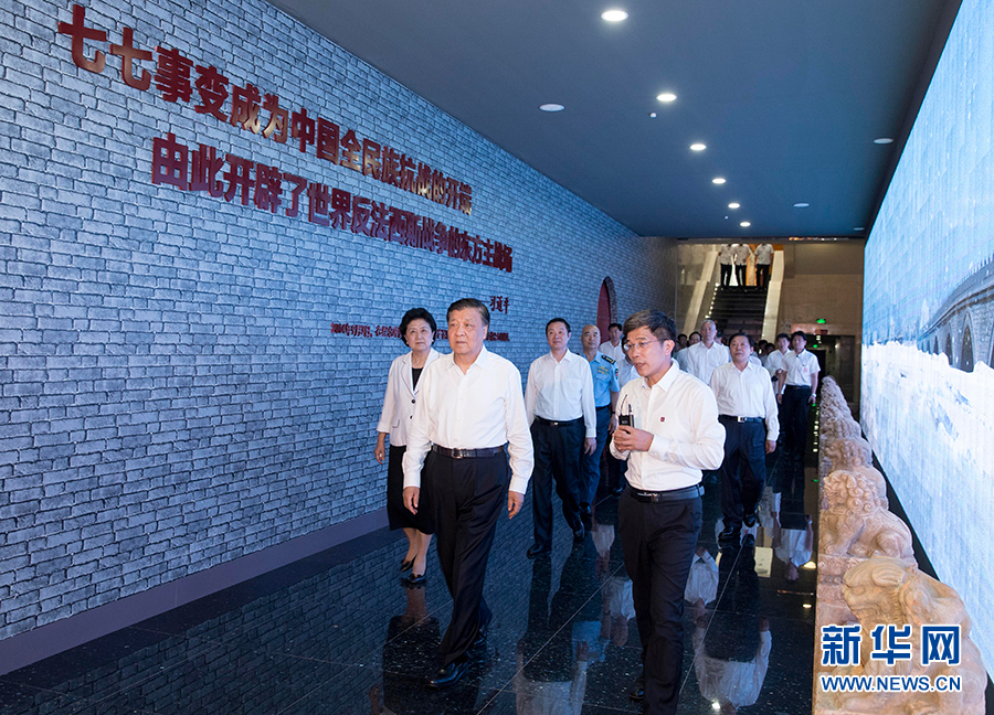 7月7日，紀(jì)念全民族抗戰(zhàn)爆發(fā)80周年儀式在中國人民抗日戰(zhàn)爭紀(jì)念館舉行。中共中央政治局常委、中央書記處書記劉云山出席儀式并講話。這是儀式后，劉云山參觀《全民抗戰(zhàn)偉大壯舉&mdash;&mdash;紀(jì)念全民族抗戰(zhàn)爆發(fā)80周年專題展覽》。 新華社記者丁林?jǐn)z