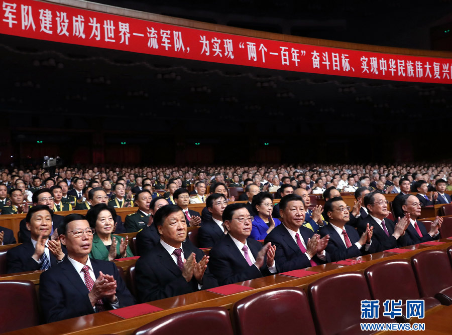 7月28日，慶祝中國(guó)人民解放軍建軍90周年文藝晚會(huì)《在黨的旗幟下》在北京人民大會(huì)堂舉行。中共中央總書記、國(guó)家主席、中央軍委主席習(xí)近平和李克強(qiáng)、張德江、俞正聲、劉云山、王岐山、張高麗等黨和國(guó)家領(lǐng)導(dǎo)人，與首都3000多名各界群眾一起觀看演出。新華社記者 馬占成 攝