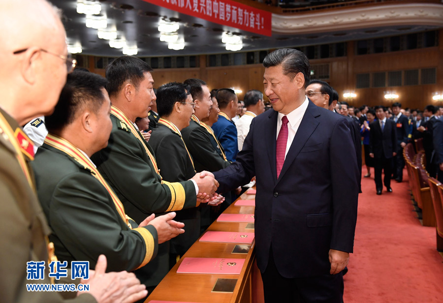 7月28日，慶祝中國(guó)人民解放軍建軍90周年文藝晚會(huì)《在黨的旗幟下》在北京人民大會(huì)堂舉行。中共中央總書記、國(guó)家主席、中央軍委主席習(xí)近平和李克強(qiáng)、張德江、俞正聲、劉云山、王岐山、張高麗等黨和國(guó)家領(lǐng)導(dǎo)人，與首都3000多名各界群眾一起觀看演出。演出開(kāi)始前，習(xí)近平等與老戰(zhàn)士、老同志代表和&ldquo;八一勛章&rdquo;獲得者親切握手。新華社記者 李學(xué)仁 攝