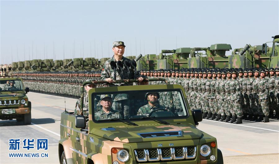 7月30日上午，慶祝中國人民解放軍建軍90周年閱兵在朱日和聯(lián)合訓練基地隆重舉行。中共中央總書記、國家主席、中央軍委主席習近平檢閱部隊并發(fā)表重要講話。這是習近平乘車檢閱部隊。新華社記者 李剛 攝