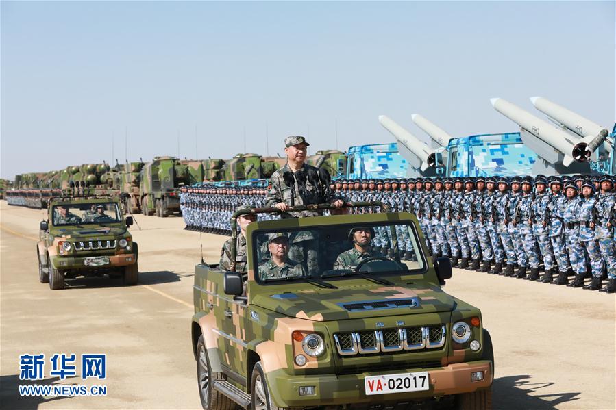 7月30日上午，慶祝中國人民解放軍建軍90周年閱兵在朱日和聯(lián)合訓練基地隆重舉行。中共中央總書記、國家主席、中央軍委主席習近平檢閱部隊并發(fā)表重要講話。這是習近平乘車檢閱部隊。新華社記者 李剛 攝