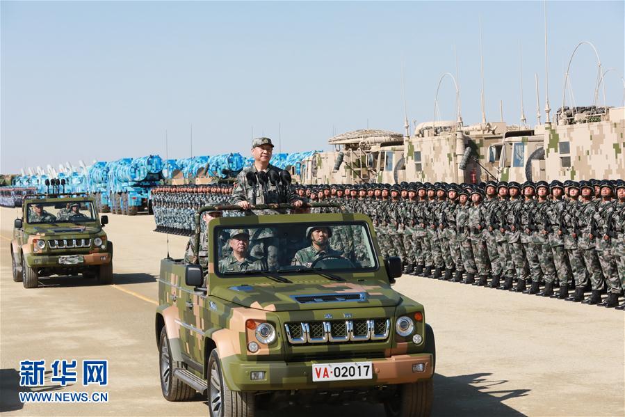 7月30日上午，慶祝中國人民解放軍建軍90周年閱兵在朱日和聯(lián)合訓練基地隆重舉行。中共中央總書記、國家主席、中央軍委主席習近平檢閱部隊并發(fā)表重要講話。這是習近平乘車檢閱部隊。新華社記者 李剛 攝