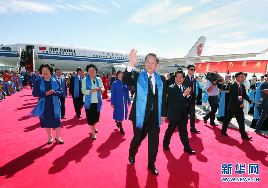 8月7日，以中共中央政治局常委、全國(guó)政協(xié)主席俞正聲為團(tuán)長(zhǎng)的中央代表團(tuán)飛抵呼和浩特，出席內(nèi)蒙古自治區(qū)成立70周年慶?；顒?dòng)。中央代表團(tuán)在機(jī)場(chǎng)受到內(nèi)蒙古各族群眾的熱烈歡迎。新華社記者 姚大偉 攝