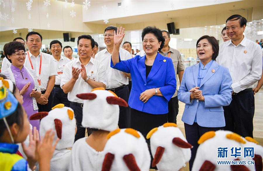 8月9日，中共中央政治局委員、國務(wù)院副總理、中央代表團(tuán)副團(tuán)長劉延?xùn)|率中央代表團(tuán)二分團(tuán)到赤峰看望慰問各族干部群眾。這是劉延?xùn)|在赤峰市青少年宮與青少年熱烈互動。新華社記者 連振 攝