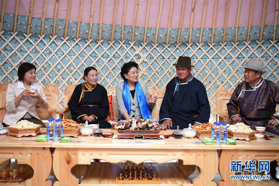 8月10日，中共中央政治局委員、國務(wù)院副總理、中央代表團(tuán)副團(tuán)長劉延?xùn)|率中央代表團(tuán)二分團(tuán)來到呼倫貝爾，把以習(xí)近平同志為核心的黨中央的親切關(guān)懷和全國人民的美好祝福帶給當(dāng)?shù)馗髯甯刹咳罕姟＿@是劉延?xùn)|在呼倫貝爾市陳巴爾虎旗與當(dāng)?shù)啬撩裼H切交談。新華社記者 連振 攝