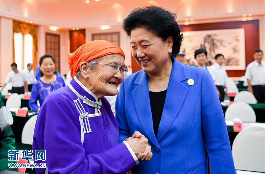 8月11日，中共中央政治局委員、國務(wù)院副總理、中央代表團(tuán)副團(tuán)長劉延?xùn)|率中央代表團(tuán)二分團(tuán)，看望慰問烏蘭察布各族干部群眾，轉(zhuǎn)達(dá)以習(xí)近平同志為核心的黨中央的親切關(guān)懷和全國人民的美好祝愿。這是劉延?xùn)|在出席烏蘭察布市慶祝內(nèi)蒙古自治區(qū)成立70周年座談會(huì)后，與&ldquo;草原母親&rdquo;都貴瑪親切交談。新華社記者 連振 攝