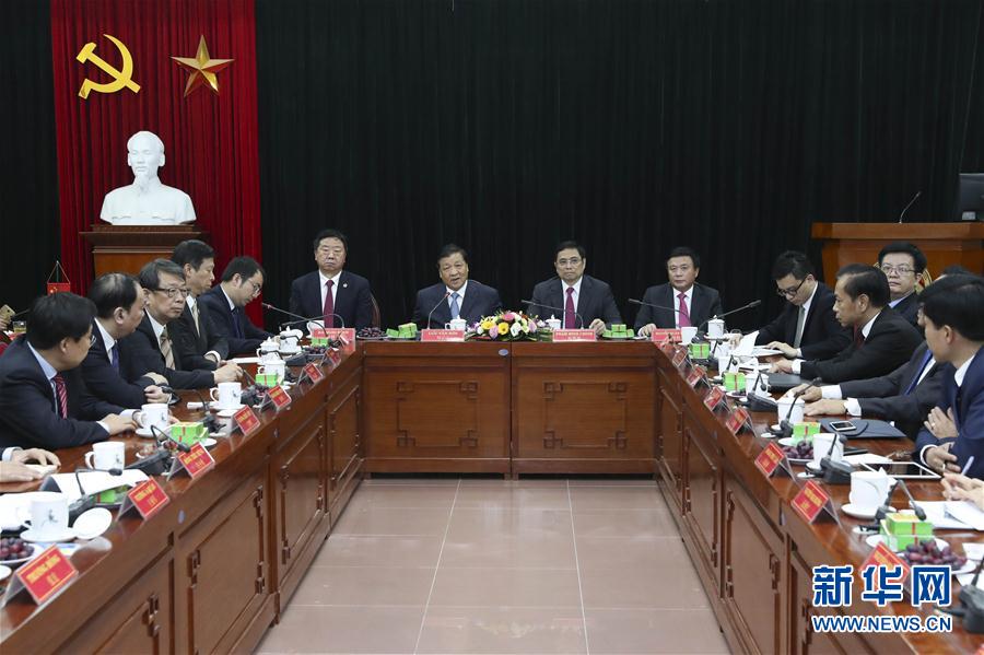 應(yīng)越南共產(chǎn)黨邀請，中共中央政治局常委、中央書記處書記劉云山9月18日至19日對越南進(jìn)行正式訪問。這是9月19日，劉云山在越共中央政治局委員范明政陪同下考察胡志明國家政治學(xué)院，并與曾赴華考察交流的越方學(xué)員代表進(jìn)行座談。 新華社記者龐興雷 攝