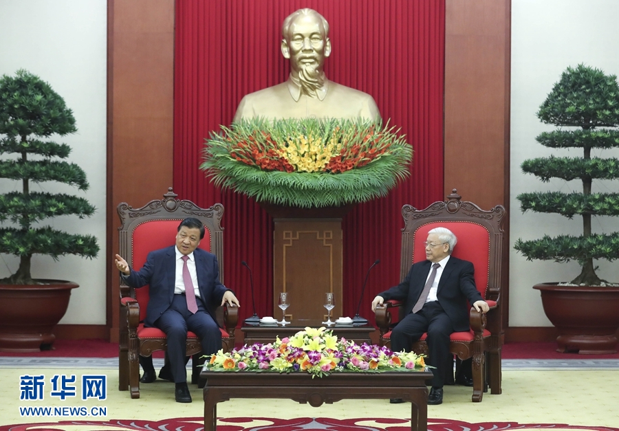 應(yīng)越南共產(chǎn)黨邀請，中共中央政治局常委、中央書記處書記劉云山9月18日至19日對越南進(jìn)行正式訪問。這是9月18日，劉云山在河內(nèi)會見越共中央總書記阮富仲。 新華社記者 龐興雷 攝