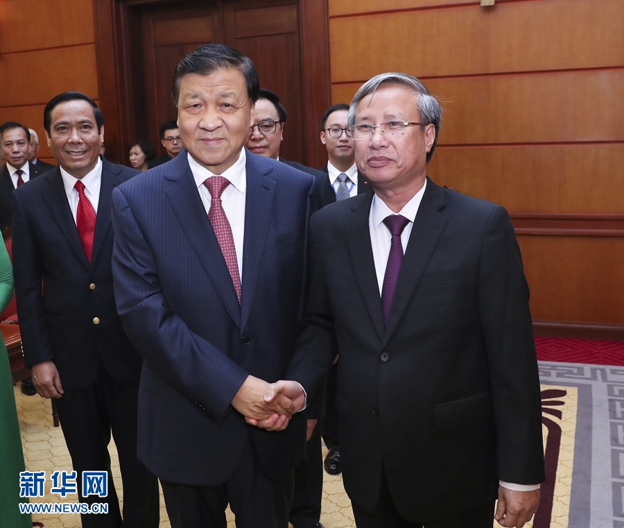 應(yīng)越南共產(chǎn)黨邀請，中共中央政治局常委、中央書記處書記劉云山9月18日至19日對越南進(jìn)行正式訪問。這是9月18日，劉云山在河內(nèi)與越共中央政治局委員陳國旺舉行會談。 新華社記者 龐興雷 攝