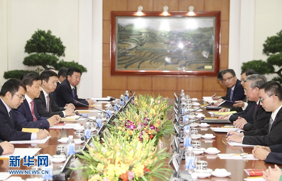 應(yīng)越南共產(chǎn)黨邀請，中共中央政治局常委、中央書記處書記劉云山9月18日至19日對越南進(jìn)行正式訪問。這是9月18日，劉云山在河內(nèi)與越共中央政治局委員陳國旺舉行會談。 新華社記者 丁林 攝