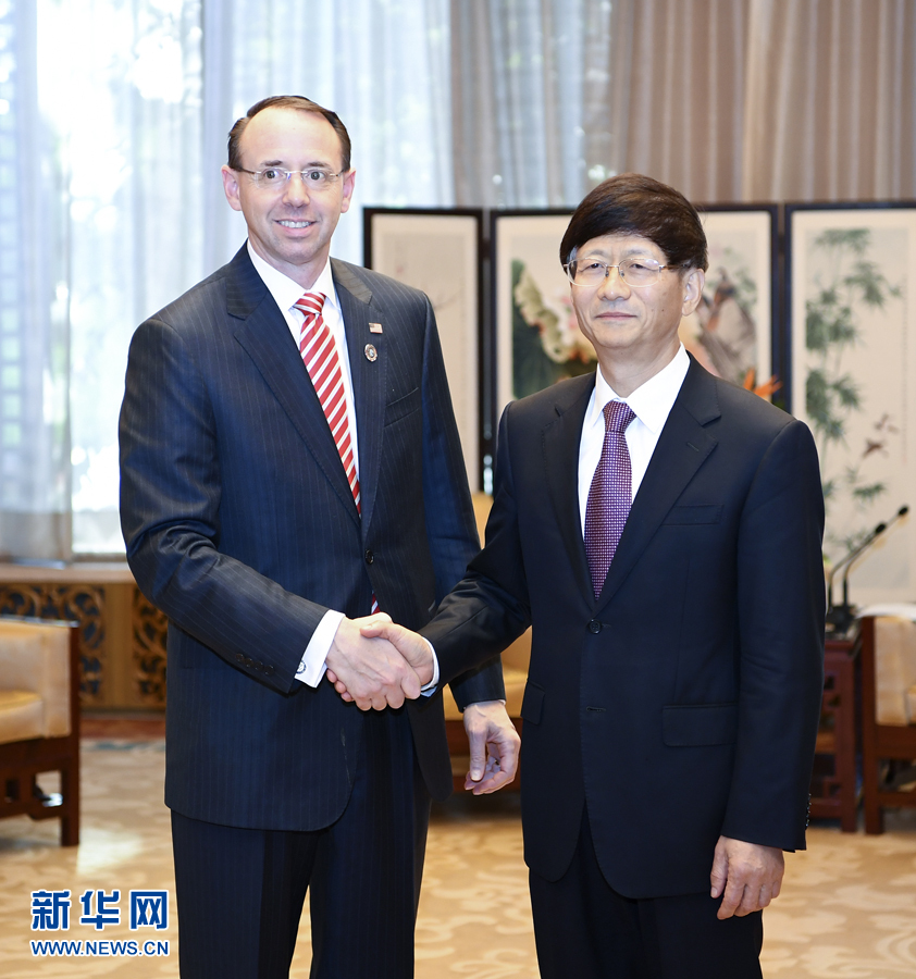 9月26日，中共中央政治局委員、中央政法委書記孟建柱在北京會(huì)見來華出席國際刑警組織第86屆全體大會(huì)的美國司法部常務(wù)副部長羅森斯坦。新華社記者 張領(lǐng) 攝