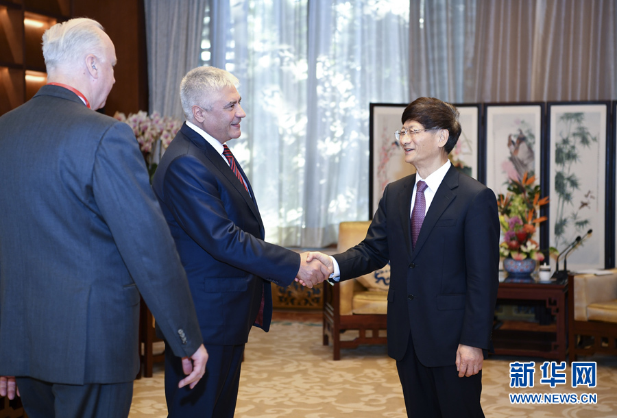 9月26日，中共中央政治局委員、中央政法委書記孟建柱在北京會(huì)見來華出席國際刑警組織第86屆全體大會(huì)的俄羅斯內(nèi)務(wù)部長科洛科利采夫（左二）和俄聯(lián)邦調(diào)查委員會(huì)主席巴斯特雷金（左一）。新華社記者 張領(lǐng) 攝 