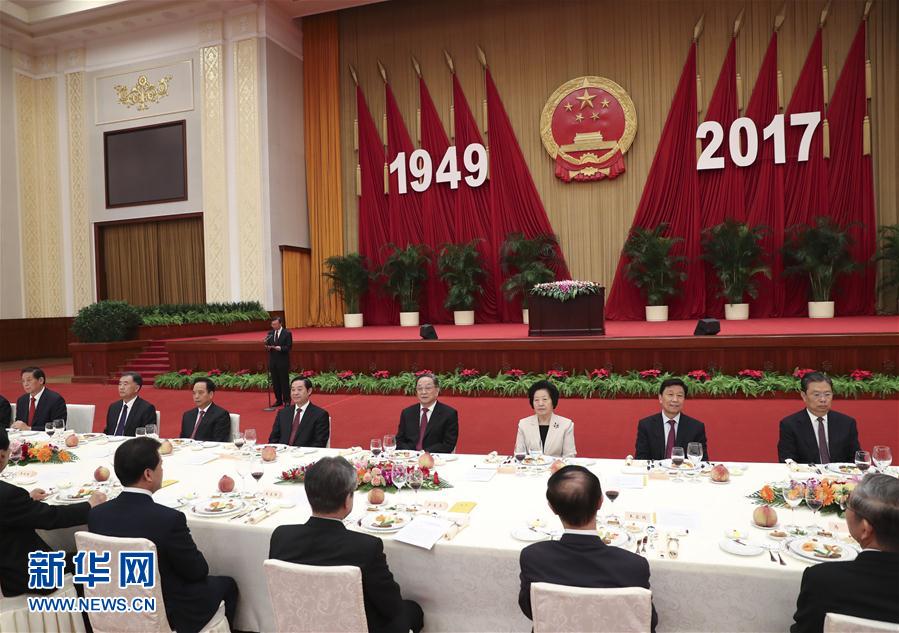 9月28日，全國(guó)政協(xié)辦公廳、中共中央統(tǒng)戰(zhàn)部、國(guó)務(wù)院僑辦、國(guó)務(wù)院港澳辦、國(guó)務(wù)院臺(tái)辦在北京人民大會(huì)堂聯(lián)合舉行國(guó)慶招待會(huì)。中共中央政治局常委、全國(guó)政協(xié)主席俞正聲與2800多名港澳臺(tái)僑各界代表歡聚一堂，慶祝中華人民共和國(guó)成立68周年。這是俞正聲在招待會(huì)上致辭。新華社記者 龐興雷 攝