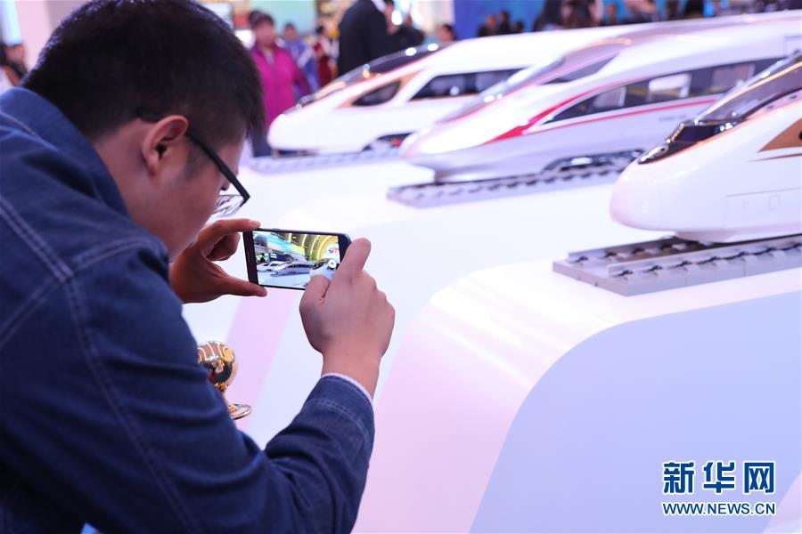 （十九大時光&middot;圖文互動）（2）向著夢想，奮進(jìn)！&mdash;&mdash;來自&ldquo;砥礪奮進(jìn)的五年&rdquo;大型成就展現(xiàn)場的報道 