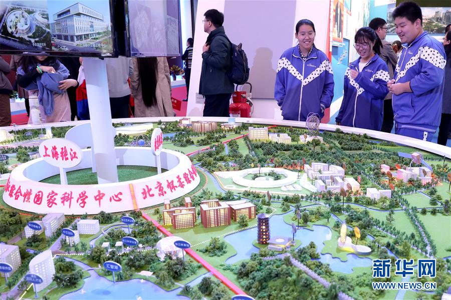 （十九大時光&middot;圖文互動）（4）向著夢想，奮進(jìn)！&mdash;&mdash;來自&ldquo;砥礪奮進(jìn)的五年&rdquo;大型成就展現(xiàn)場的報道 