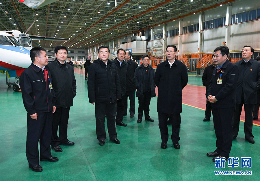 11月14日至15日，國務院副總理張高麗在黑龍江調(diào)研。這是11月14日，張高麗到哈爾濱飛機工業(yè)集團有限責任公司了解國有老企業(yè)轉(zhuǎn)型升級情況。 新華社記者 高潔 攝