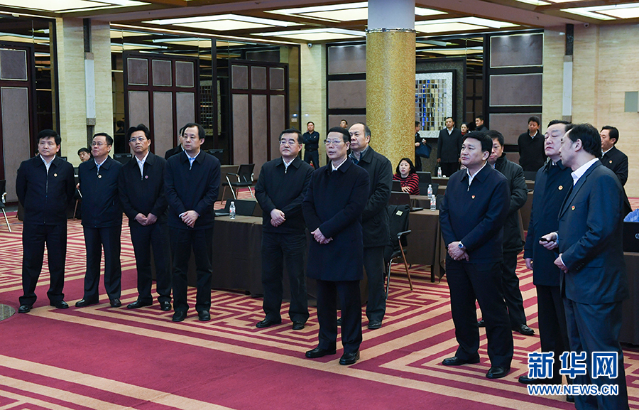 11月14日至15日，國務院副總理張高麗在黑龍江調(diào)研。這是11月14日，張高麗到黑龍江糧食交易市場了解糧食生產(chǎn)和銷售、糧食產(chǎn)品深加工、政策性儲糧去庫存等工作。 新華社記者 高潔 攝