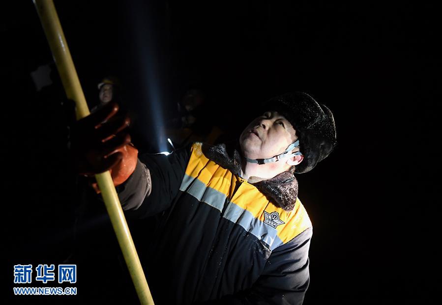 （走基層 聽(tīng)民聲）（8）鐵路守護(hù)者 隧道&ldquo;打冰人&rdquo;