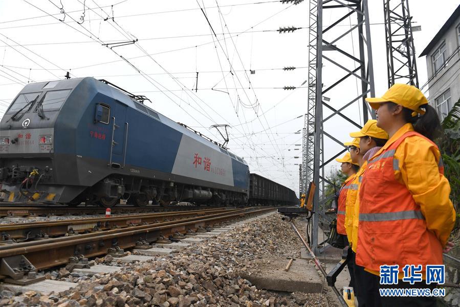 （走基層 聽民聲）（6）鐵路線上的&ldquo;鏗鏘玫瑰&rdquo;