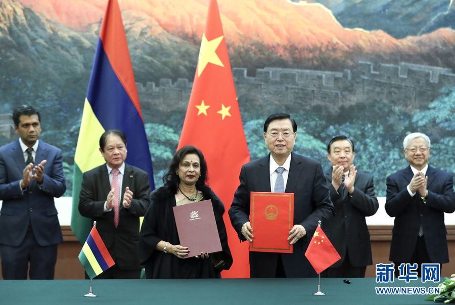 2月2日，全國(guó)人大常委會(huì)委員長(zhǎng)張德江在北京人民大會(huì)堂與毛里求斯國(guó)民議會(huì)議長(zhǎng)哈努曼吉舉行會(huì)談。這是雙方會(huì)談前共同出席中國(guó)全國(guó)人大與毛里求斯國(guó)民議會(huì)合作諒解備忘錄的簽字儀式。新華社記者 龐興雷 攝