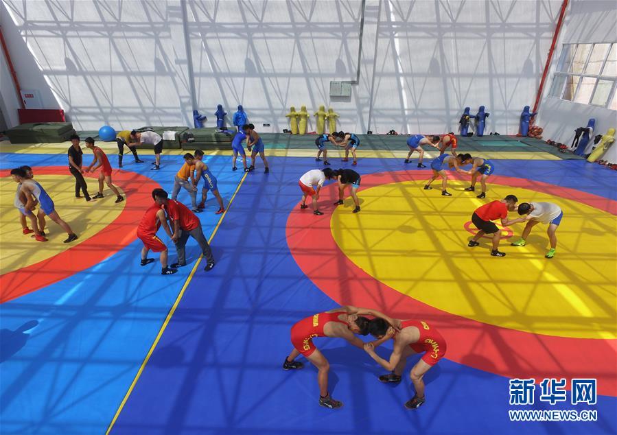 (圖片故事)(1)鄉(xiāng)村中學(xué)里的摔跤班