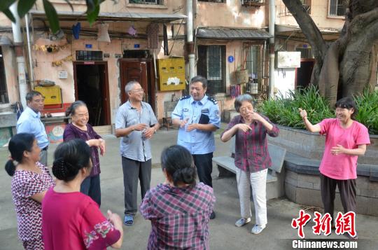四川自貢社區(qū)民警拜師學(xué)手語(yǔ)成為聾啞居民&ldquo;知心人&rdquo;