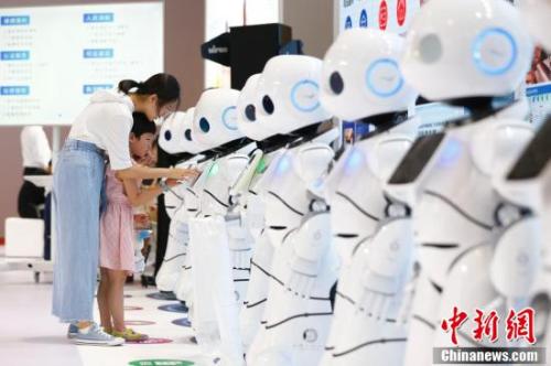 圖為8月15日，2018世界機器人大會在北京亦創(chuàng)國際會展中心揭幕，160余家中外機器人領(lǐng)軍企業(yè)帶來的前沿產(chǎn)品集體亮相，讓觀眾直接感受科技改變生活。<a target='_blank' >中新社</a>記者 富田 攝